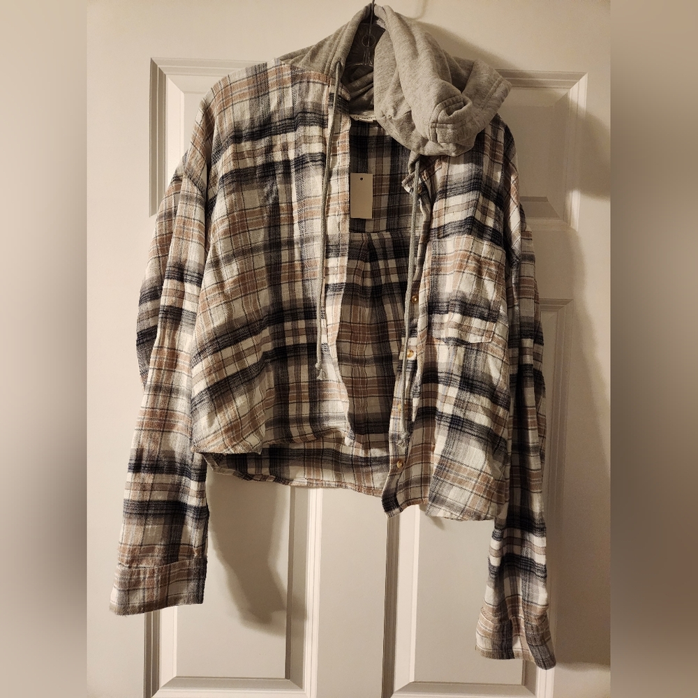 Never worn still has tags Aeropostal thin shacket. Grey, blue and brown tones.